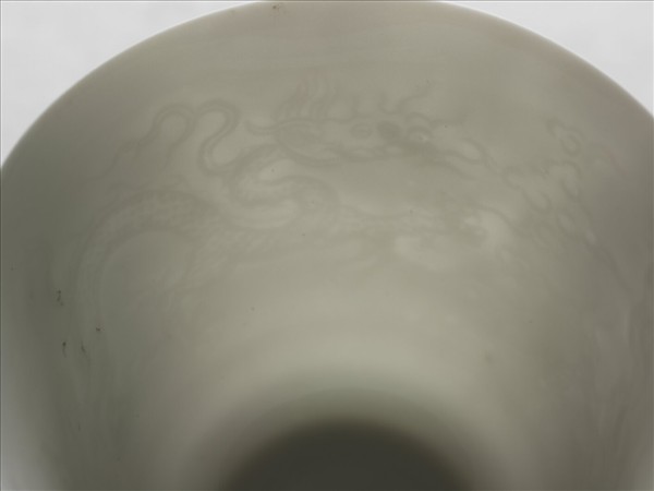 甜白釉雙龍紋杯