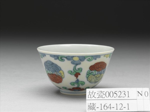 鬥彩團雲花卉紋杯