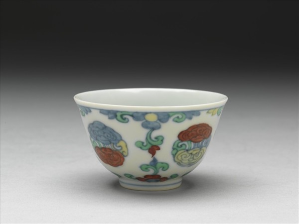 鬥彩團雲花卉紋杯