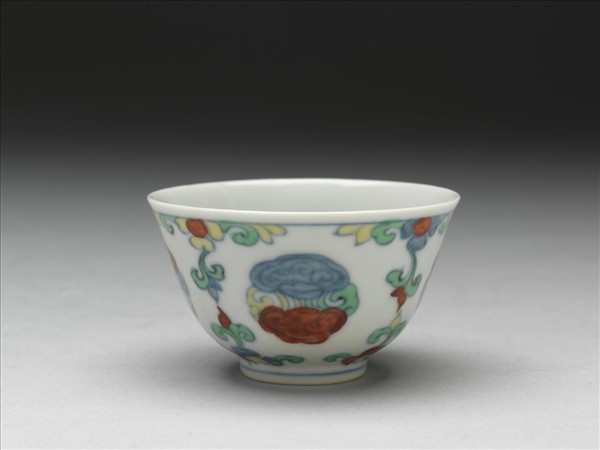 鬥彩團雲花卉紋杯