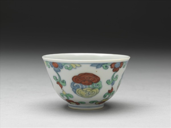 鬥彩團雲花卉紋杯