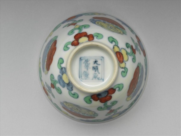 鬥彩團雲花卉紋杯