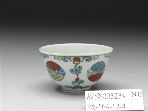 鬥彩團雲花卉紋杯