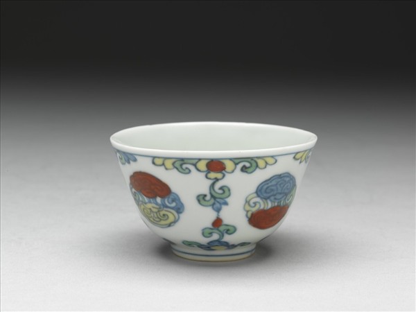 鬥彩團雲花卉紋杯