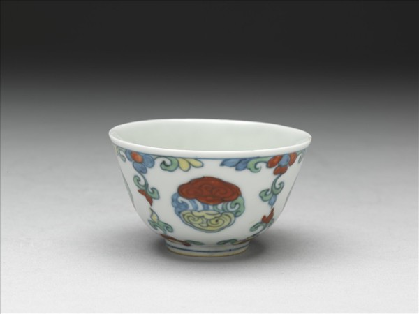 鬥彩團雲花卉紋杯