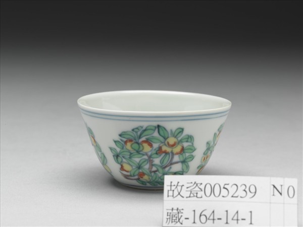 鬥彩團花果紋杯