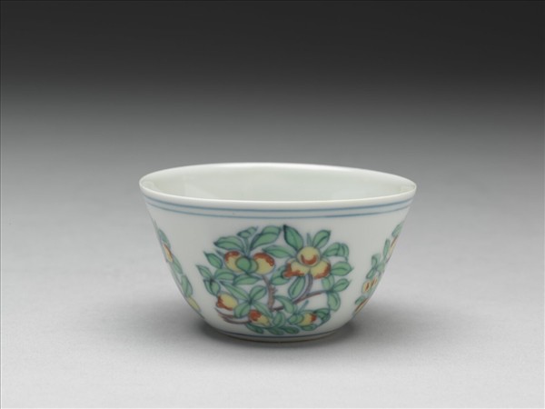 鬥彩團花果紋杯