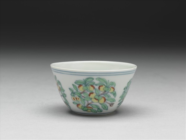 鬥彩團花果紋杯