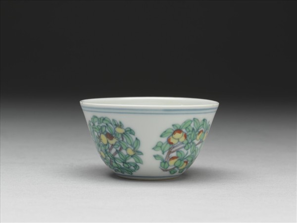 鬥彩團花果紋杯