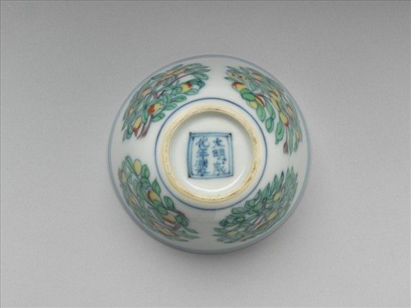 鬥彩團花果紋杯