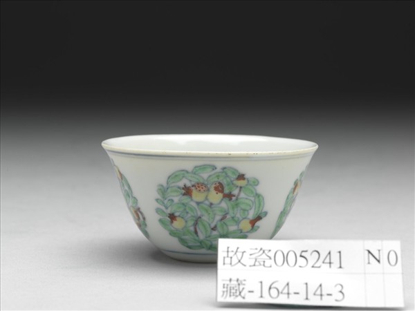 鬥彩團花果紋杯