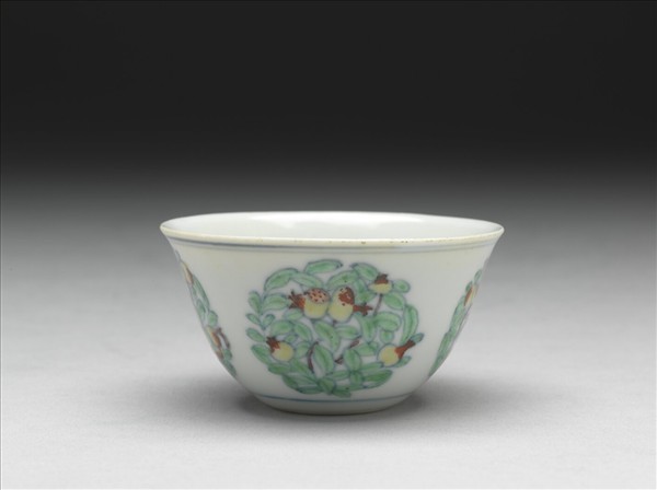 鬥彩團花果紋杯