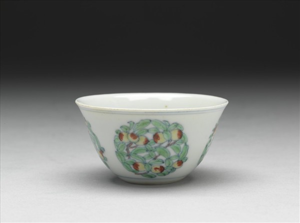 鬥彩團花果紋杯