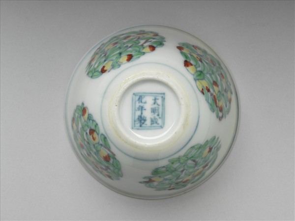 鬥彩團花果紋杯