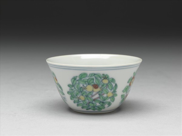 鬥彩團花果紋杯