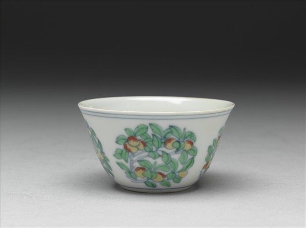 鬥彩團花果紋杯