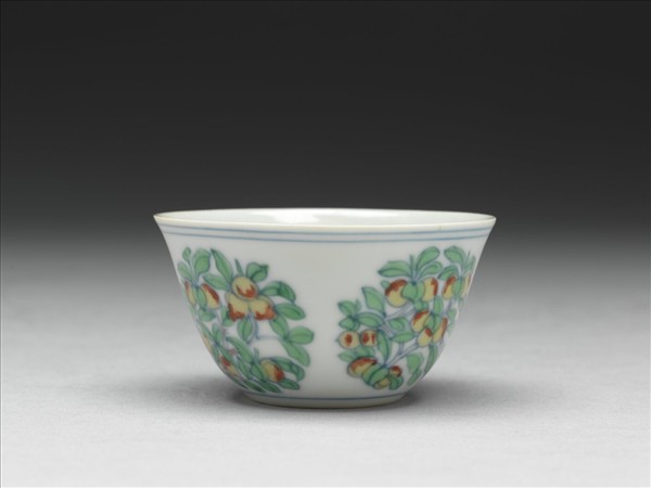 鬥彩團花果紋杯