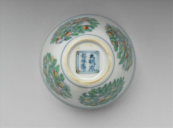 鬥彩團花果紋杯