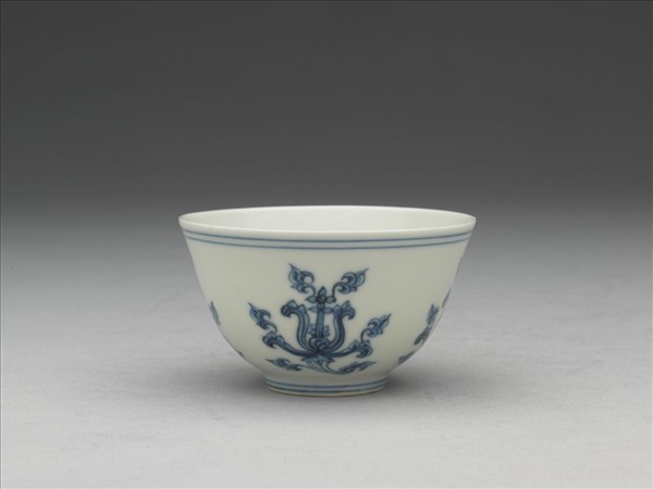 青花折枝番蓮紋杯