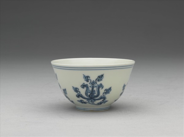 青花折枝番蓮紋杯