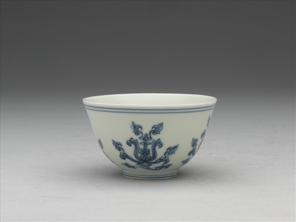 青花折枝番蓮紋杯