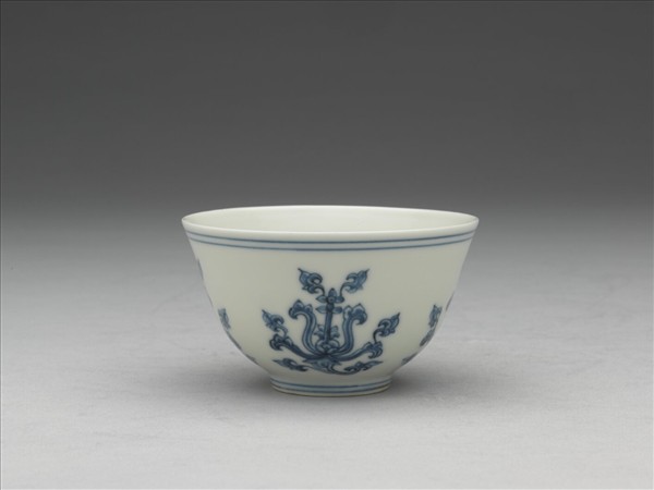 青花折枝番蓮紋杯