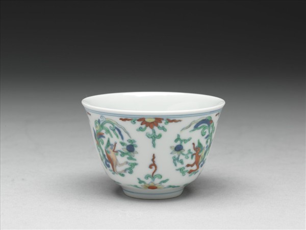 鬥彩團夔龍紋杯