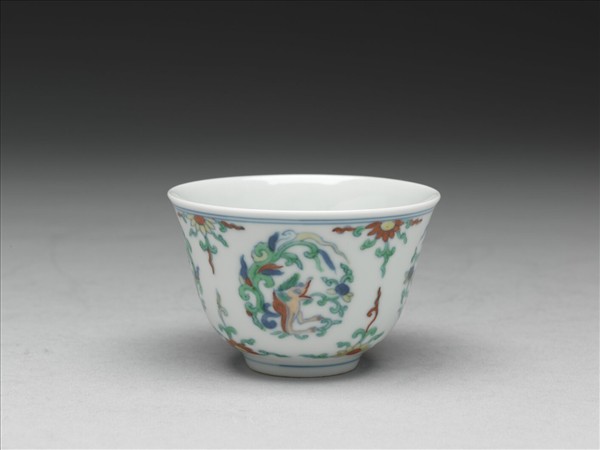 鬥彩團夔龍紋杯