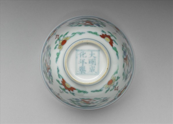 鬥彩團夔龍紋杯