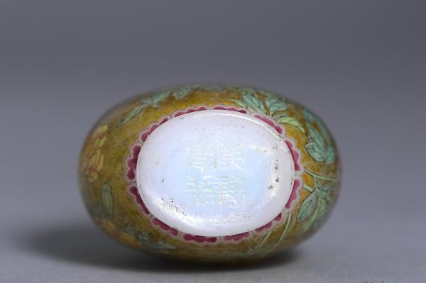 玻璃胎畫琺瑯金地花卉紋鼻煙壺