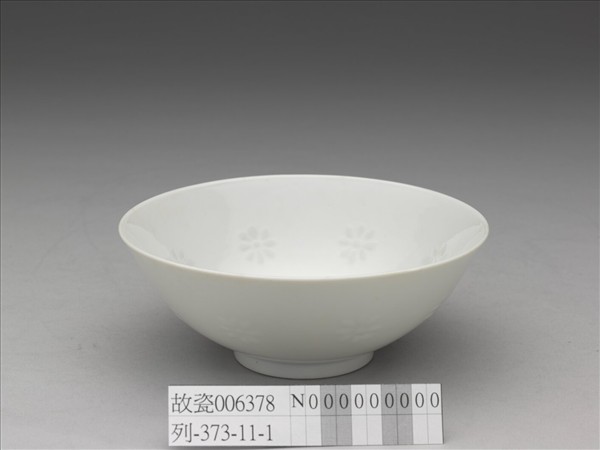 白瓷剔透菊花紋碗