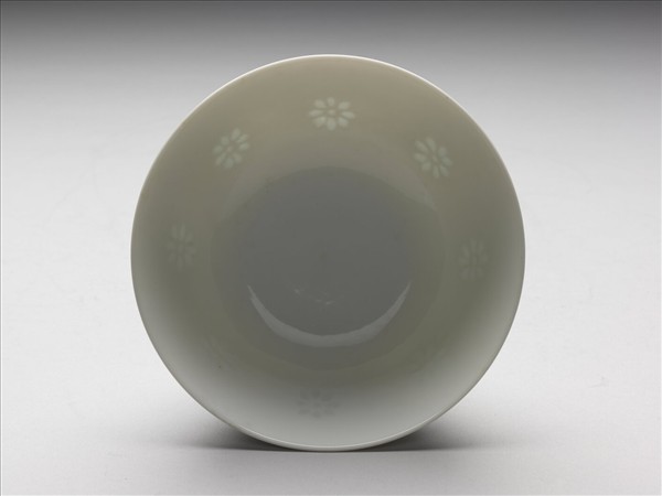 白瓷剔透菊花紋碗