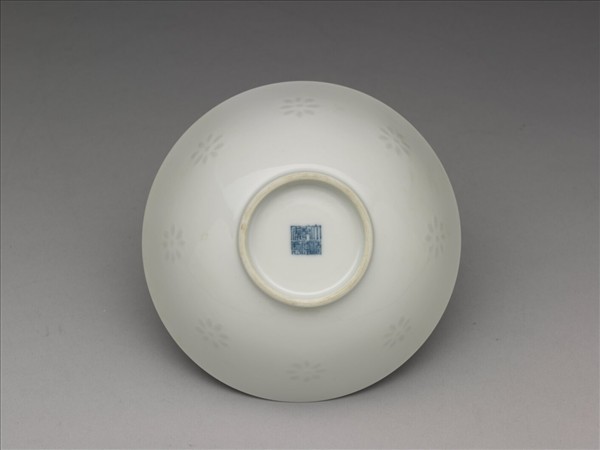 白瓷剔透菊花紋碗