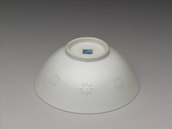 白瓷剔透菊花紋碗