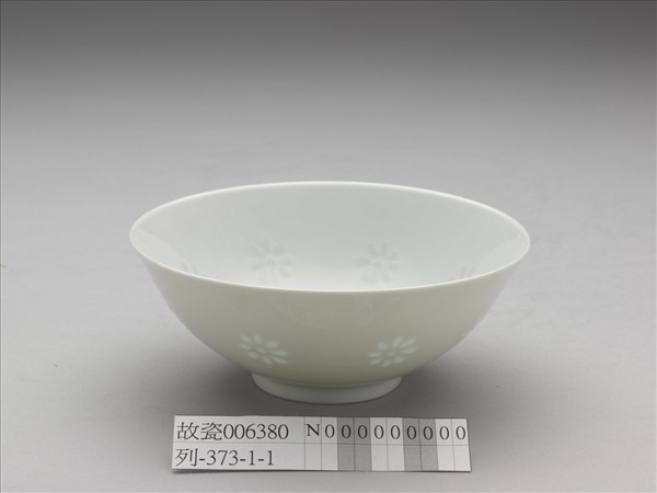 白瓷剔透菊花紋碗