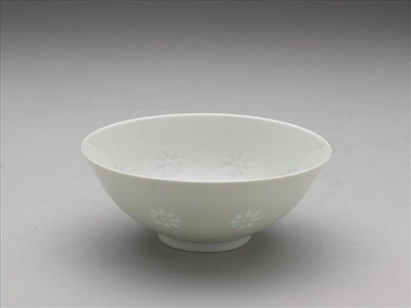白瓷剔透菊花紋碗