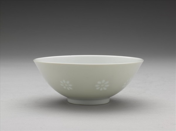 白瓷剔透菊花紋碗