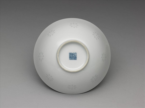 白瓷剔透菊花紋碗