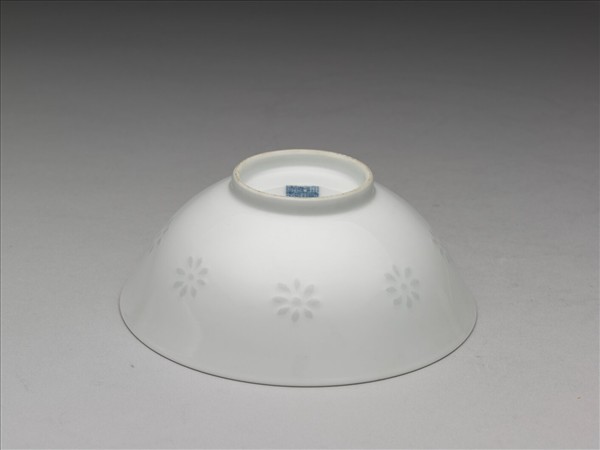 白瓷剔透菊花紋碗