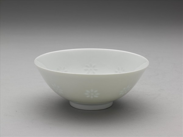 白瓷剔透菊花紋碗