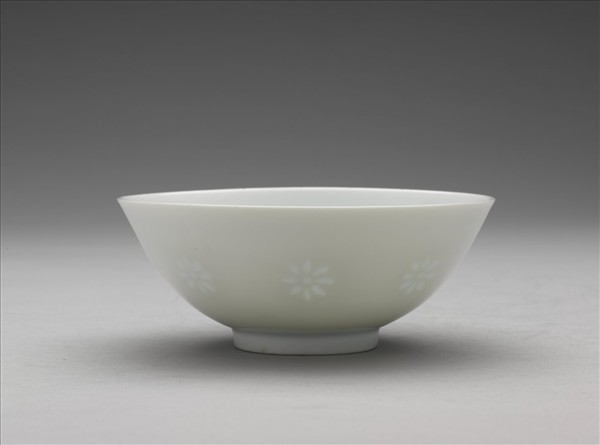 白瓷剔透菊花紋碗