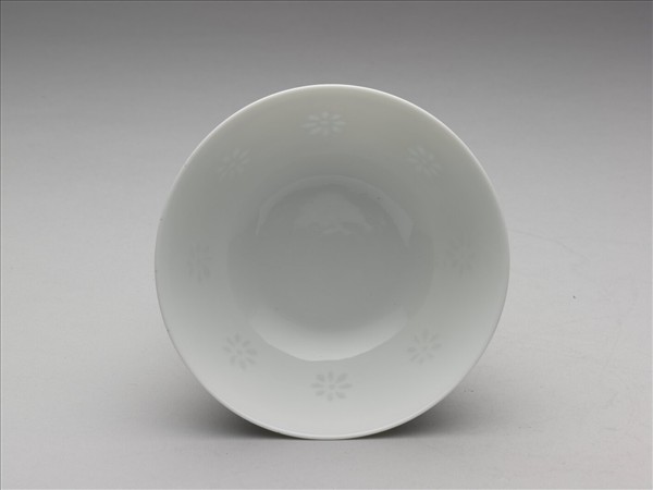 白瓷剔透菊花紋碗