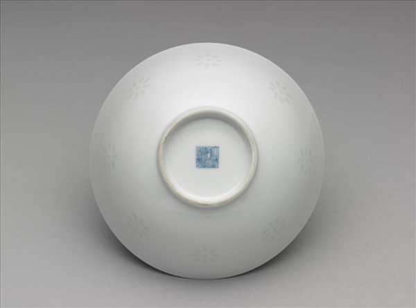 白瓷剔透菊花紋碗