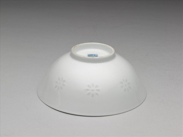 白瓷剔透菊花紋碗