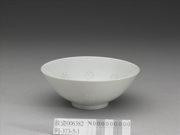 白瓷剔透菊花紋碗