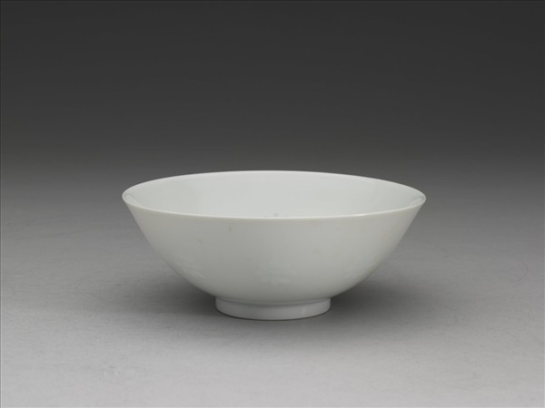 白瓷剔透菊花紋碗