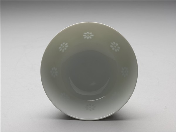 白瓷剔透菊花紋碗