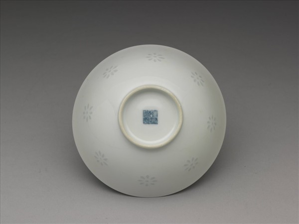 白瓷剔透菊花紋碗