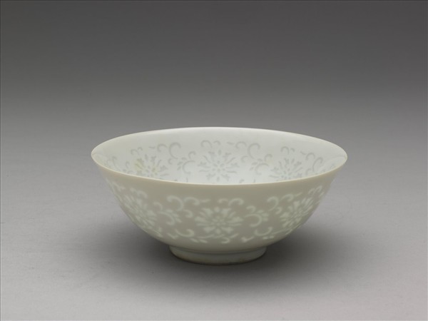 白瓷剔透番蓮紋碗