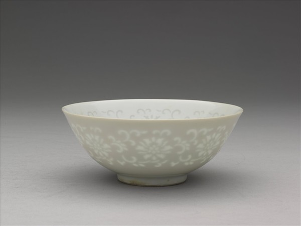 白瓷剔透番蓮紋碗